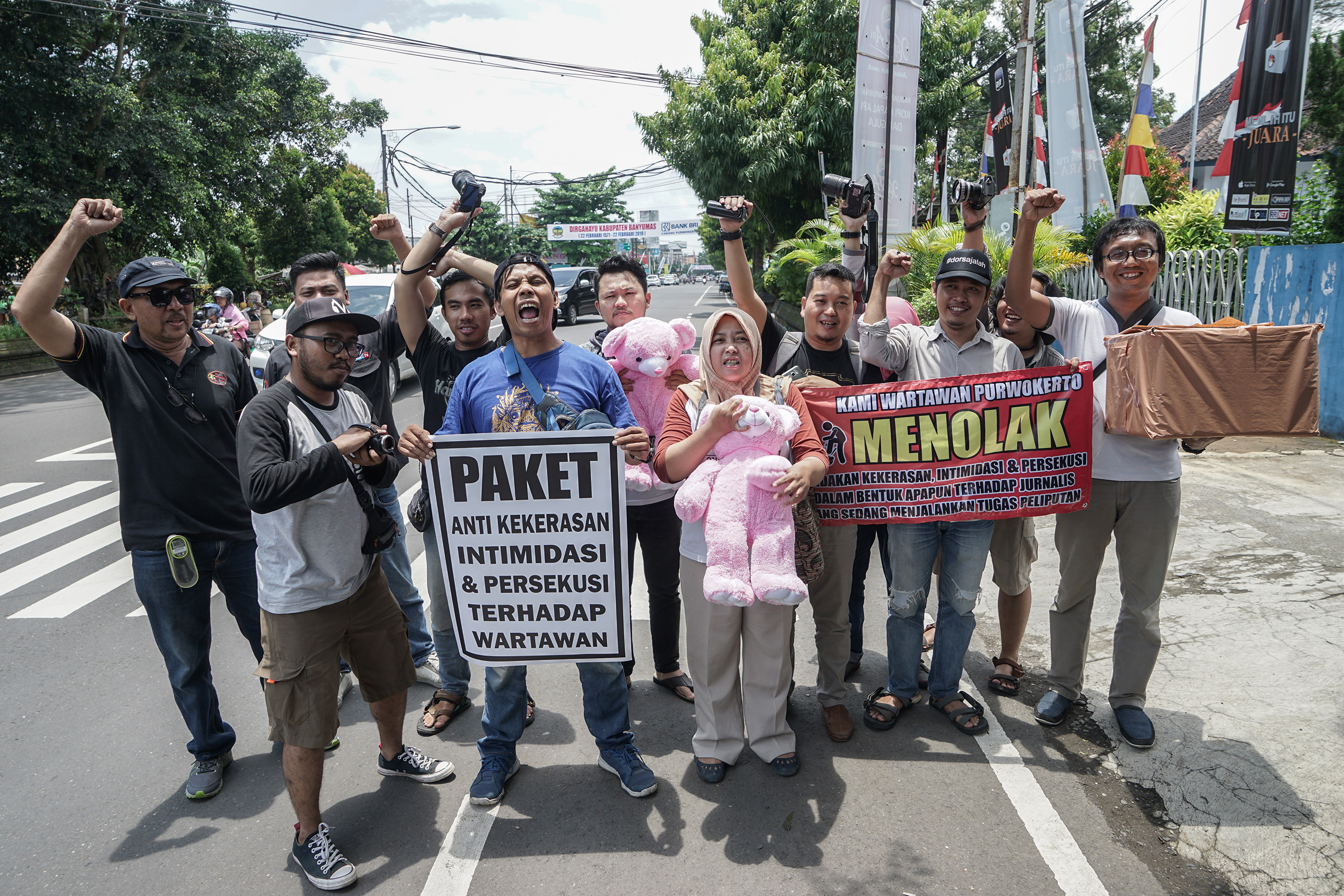  Sejumlah jurnalis yang tergabung dalam Forum Jurnalis Anti Kekerasan (Fo-JAK) Purwokerto, membawa paket yang akan dikirim kepada DPP FPI, sebagai bentuk protes terhadap kekerasan yang dialami wartawan saat meliput acara Munajat 212 di Jakarta, di Jalan Je