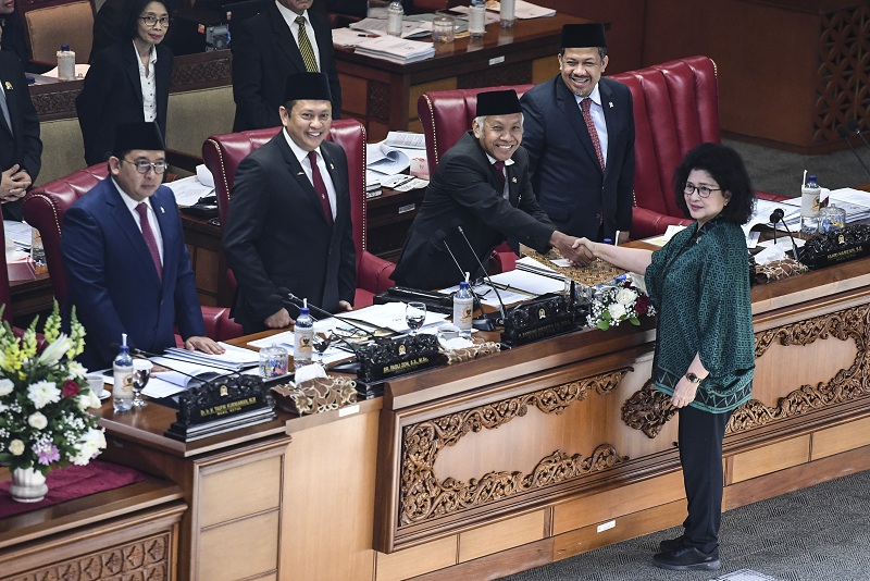 Menteri Kesehatan Nila Moeloek (kanan) menyalami pimpinan DPR saat pengesahan UU tentang Kebidanan