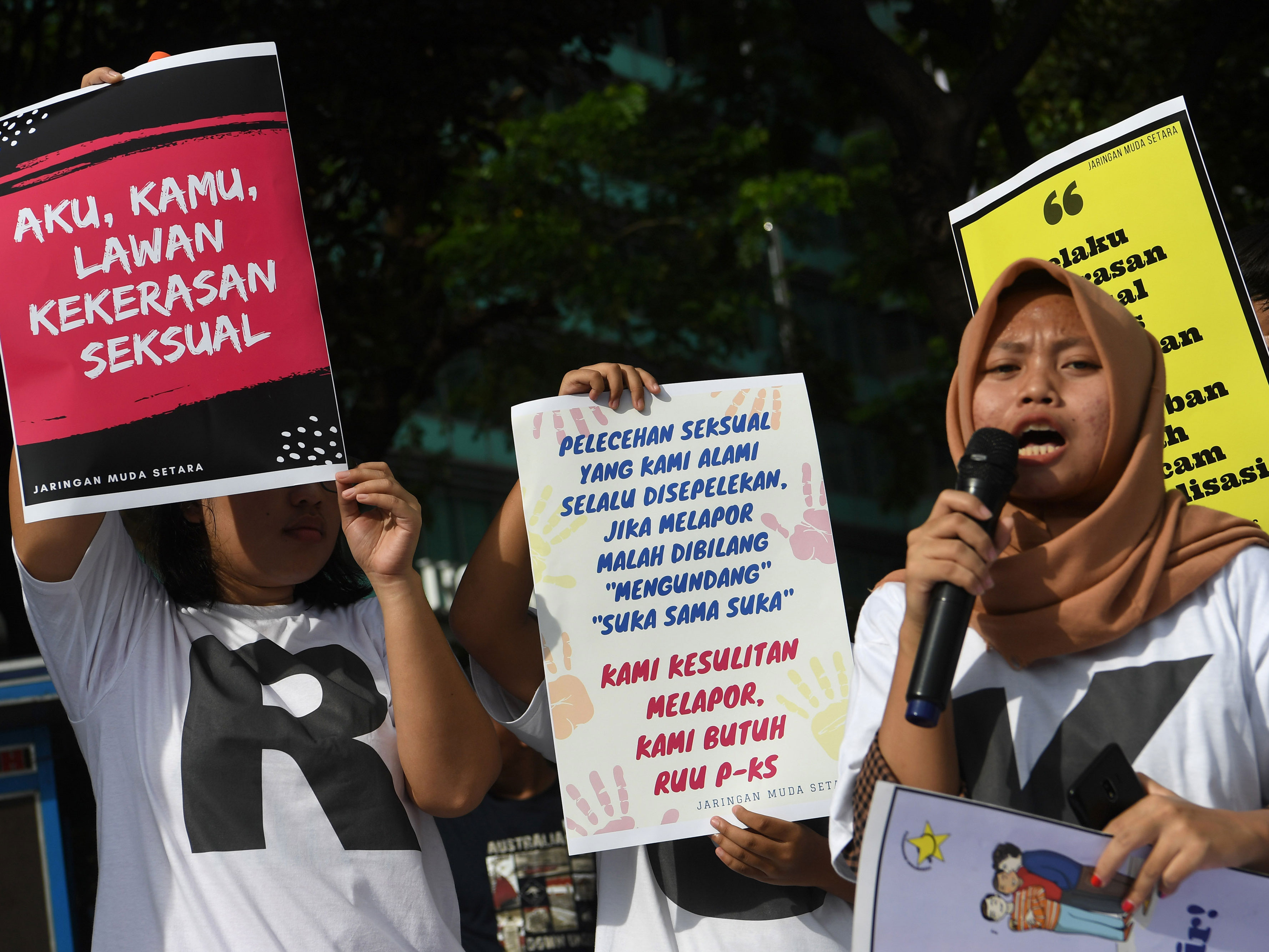 TUNTUT PENGESAHAN RUU PKS: Sejumlah aktivis yang tergabung dalam Jaringan Muda Setara melakukan aksi dengan membawa poster saat berlangsung Hari Bebas Kendaraan Bermotor (HBKB) di Kawasan Bundaran HI Jakarta, Minggu (10/2/2019)