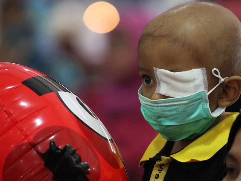 PEDULI ANAK PENDERITA KANKER: Seorang anak penderita kanker memegang balon ketika mengikuti kegiatan Darah Medan - Darah Berbagi di Medan, Sumut, Minggu (9/11). 