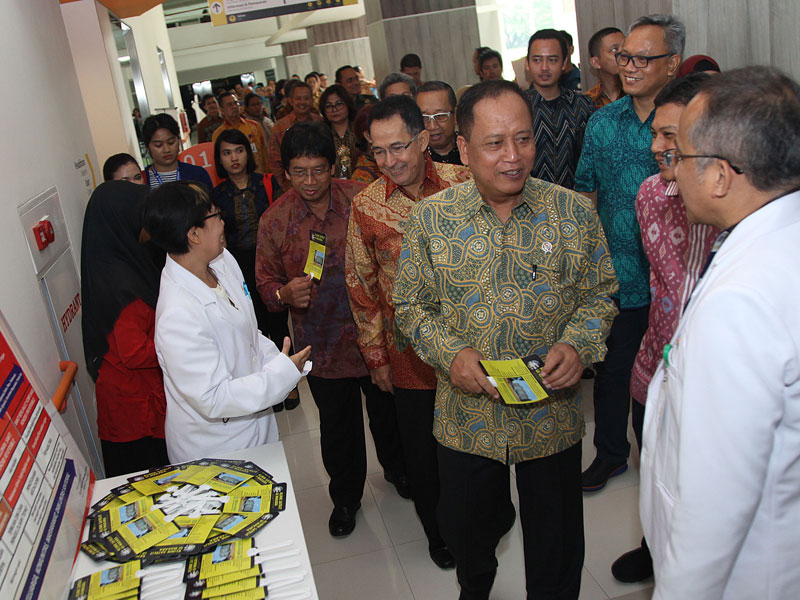 Menristekdikti RI Muhammad Nasir (tengah) meninjau fasilitas RSUI usai meresmikan Rumah Sakit Universitas Indonesia (UI) di Depok, Jawa Barat, Rabu (13/2/19). RSUI tersebut merupakan RS Perguruan Tinggi Negeri Pertama di Indonesia yang mempunyai konsep dan