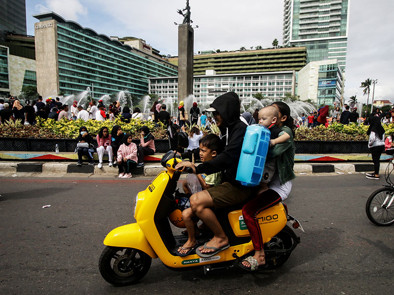 MIGO E-BIKE DI CAR FREE DAY: Warga mengendarai Migo e-Bike saat Car Free Day di Bundaran HI, Jakarta, Minggu, (30/12/2018).