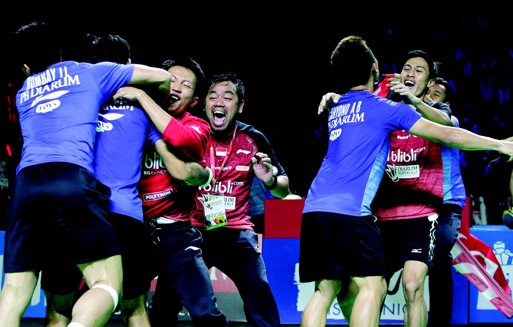 TIM DJARUM KUDUS JUARA: Tim pebulu tangkis Djarum Kudus merayakan kemenangan setelah mengalahkan tim Musica Trinity dalam laga fi nal Djarum Superliga Badminton 2019 di Sasana Budaya Ganesha (Sabuga), Bandung, Jawa Barat, kemarin. Tim pebulu tangkis putra 