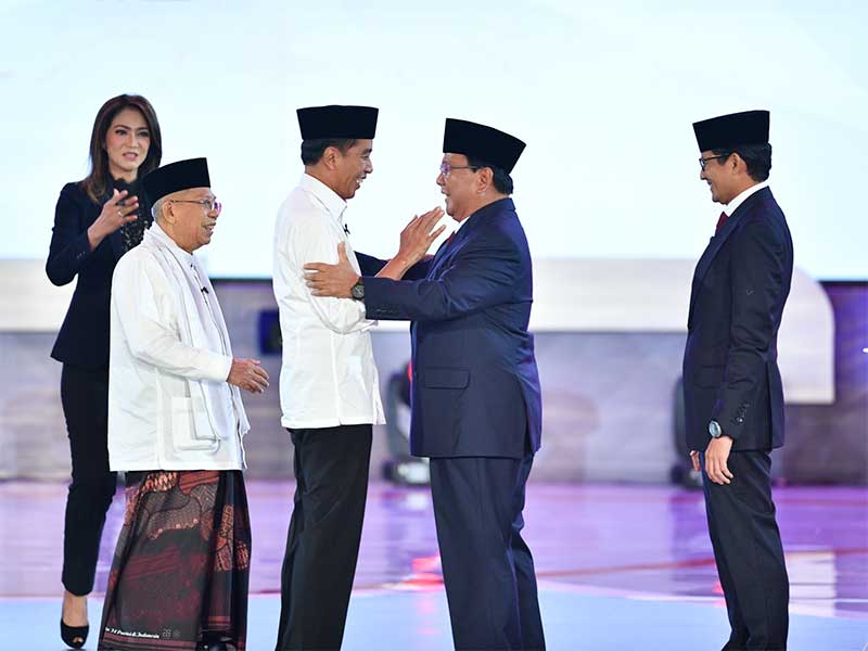 Pasangan capres-cawapres nomor urut 01 Joko Widodo (ketiga kiri) dan Ma'ruf Amin (kiri) bersalaman dengan pasangan nomor urut 02 Prabowo Subianto (kedua kanan) dan Sandiaga Uno (kanan) usai Debat Pertama Capres & Cawapres 2019, di Hotel Bidakara, Jakarta, 