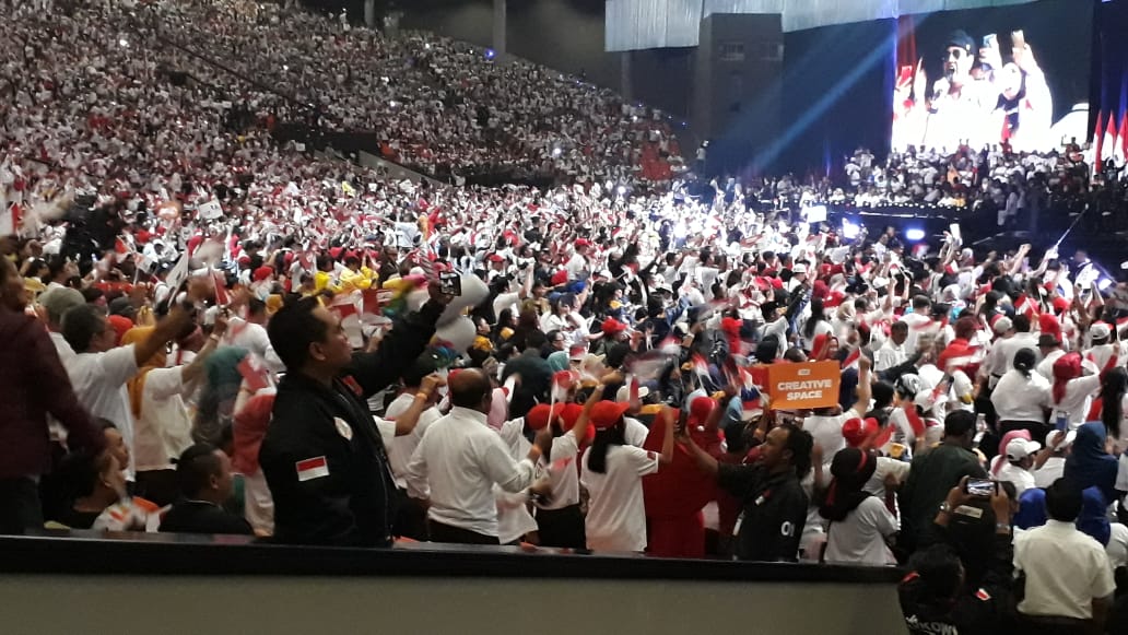 Di Konvensi Rakyat Jokowi Dicium Relawan