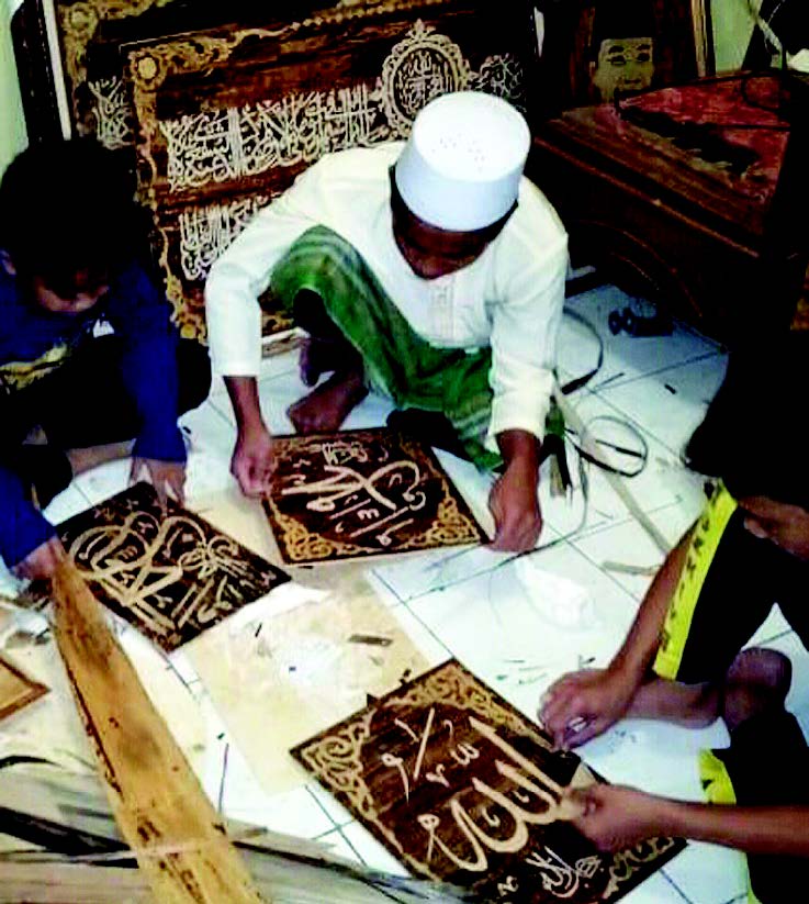 LUKISAN PELEPAH PISANG: Hasil karya Saripudin, pemuda asal Kampung Bunikasih, Desa Bunisari, Kecamatan Warungkondang, Kabupaten Cianjur, Jawa Barat, sudah banyak dikenal karena keunikannya menggunakan pelepah pohon pisang. Pemuda berusia 27 tahun itu pun m