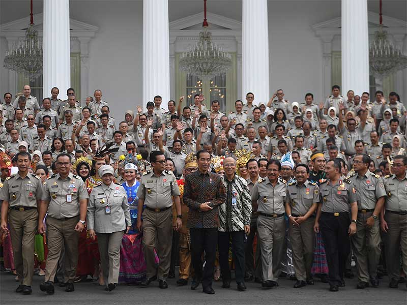 Presiden Joko Widodo (tengah) berjalan bersama sejumlah pegawai Kementerian Agraria dan Tata Ruang/Badan Pertanahan Nasional (ATR/BPN) usai pembukaan Rakernas Kementerian ATR/BPN di Istana Merdeka, Jakarta, Rabu (6/2/2019).