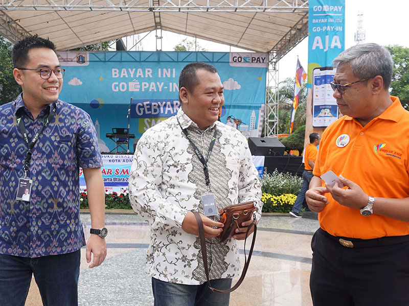 Plt Kepala Dinas Pendidikan DKI Jakarta Bowo Irianto (kanan) berbincang dengan Damar Juniarto, VP Regional Public Policy and Government Relations Go-Jek (tengah) dan Edwin Ariono