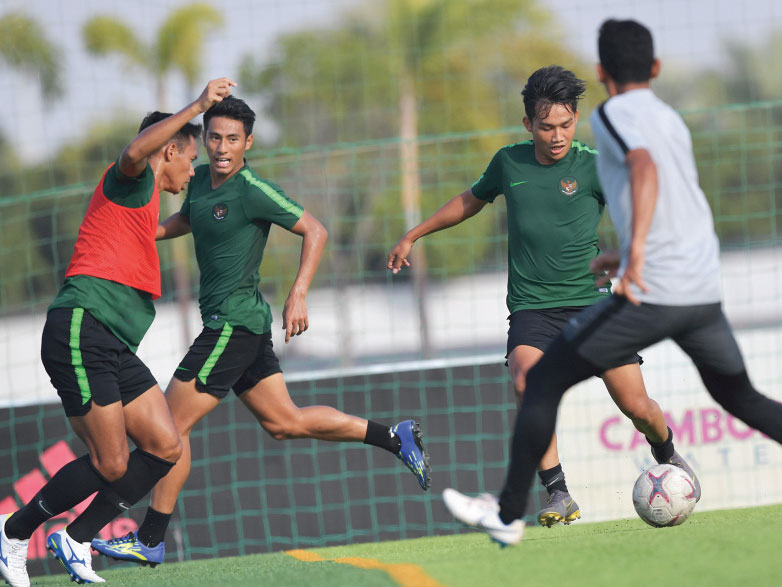 LATIHAN TIMNAS U-22: Pemain timnas U-22 Witan Sulaiman (kedua dari kanan) menggiring bola dalam latihan menjelang pertandingan sepak bola Piala AFF U-22 di lapangan AUPP Sport Club, Phnom Penh, Kamboja, kemarin. Timnas U-22 akan menghadapi Myanmar di Grup 