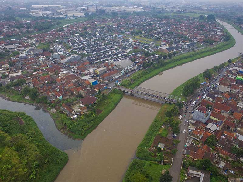 LIMBAH SUNGAI CITARUM: Foto udara limbah pabrik yang dibuang di Daerah Aliran Sungai (DAS) Citarum, Rancamanyar, Kabupaten Bandung, Jawa Barat, Minggu (3/2/2019).