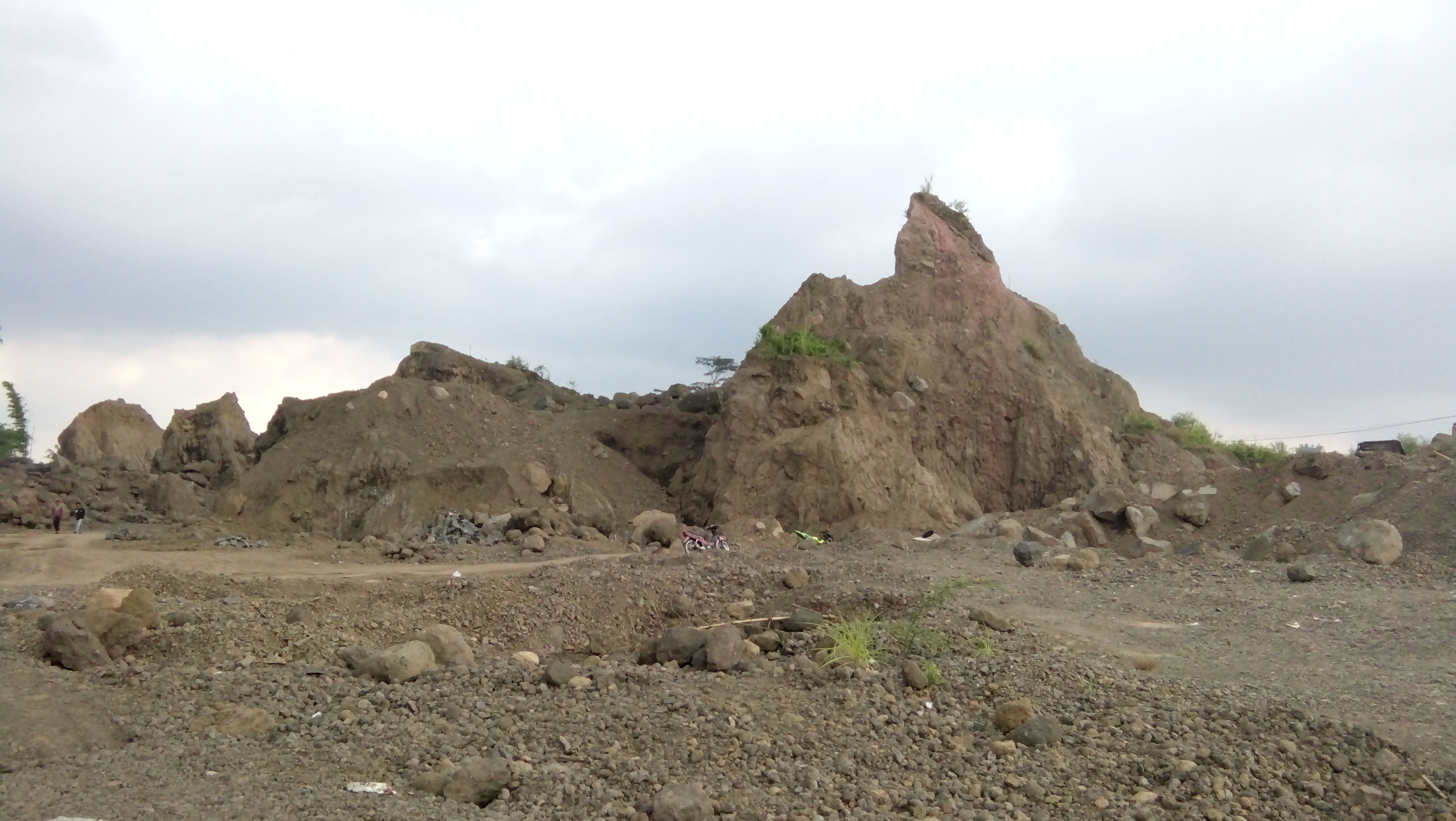 GALIAN C ILEGAL DI KOTA TASIKMALAYA MASIH BEROPERASI: Aktifitas pertambangan galian C ilegal di Kota Tasikmalaya masih tetap beroperasi setelah sebelumnya dilakukan razia. Namun, kini 90% bukityang ada kondisinya sekarang ini gundul hingga proses reklamasi