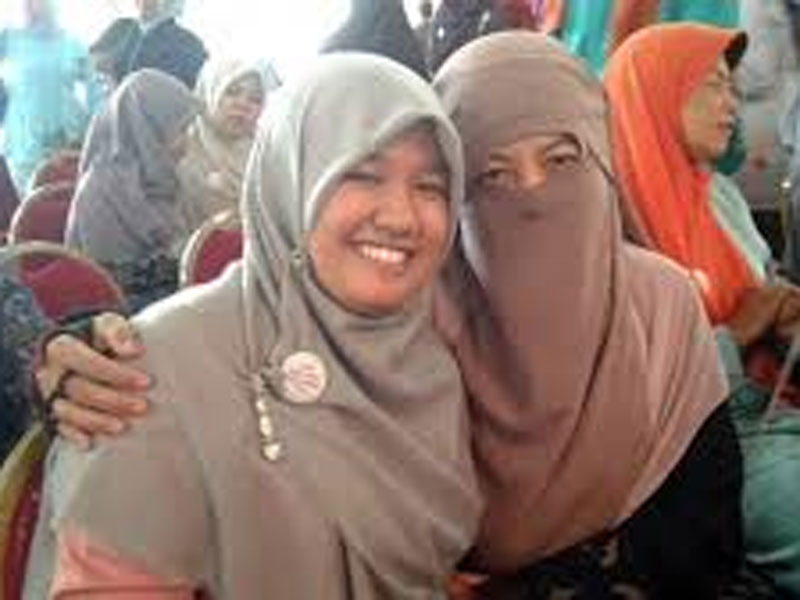 Hayati Syafri bersama salah seorang alumni di Bukittinggi beberapa waktu lalu