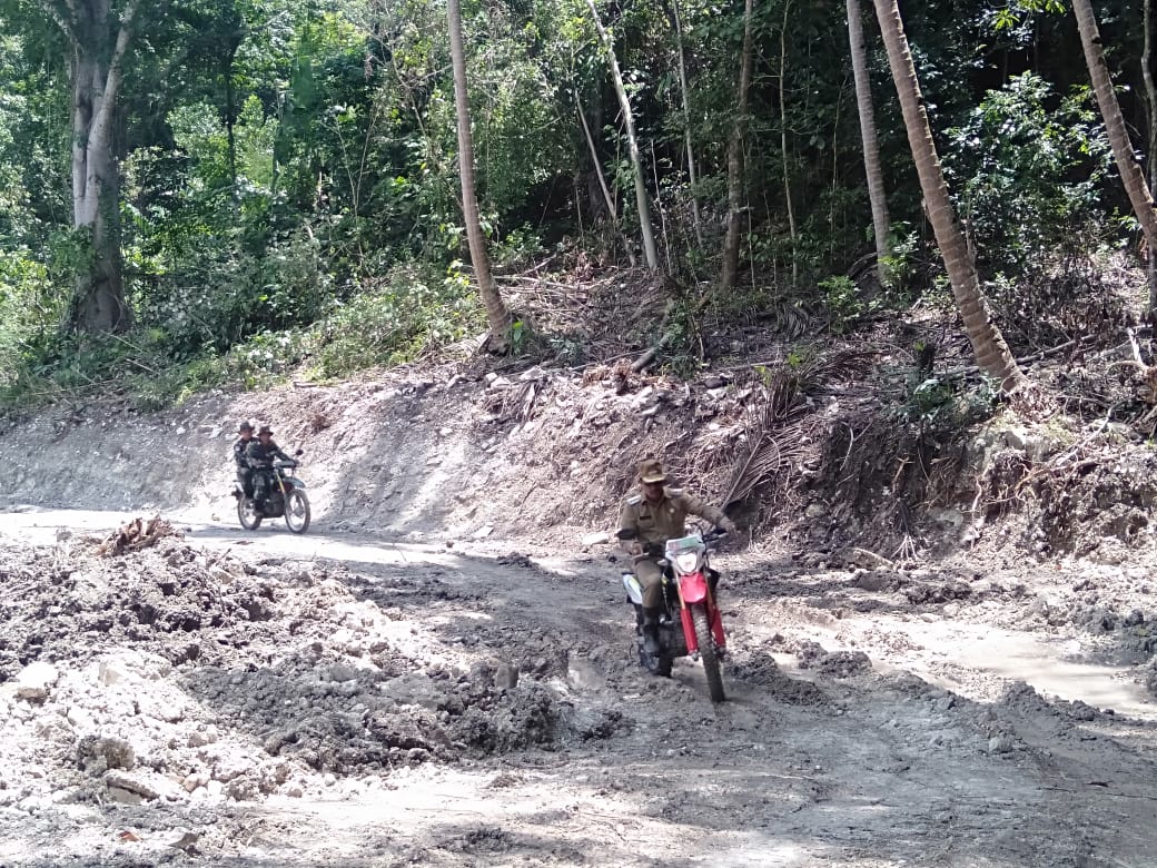 Bupati Manggarai Deno Kamelus mengendarai sepeda motor trail memantau lokasi pembangunan jalan baru TMMD di Desa Watu Baur, Kecamatan Reo.