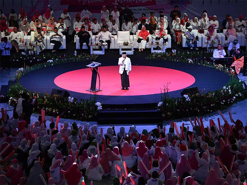Cawapres nomor urut 01 Ma'ruf Amin menyampaikan pidato kebangsaan dalam kegiatan Muslimah Bersatu Untuk Indonesia di Istora Senayan, kompleks GBK, Jakarta, Minggu (24/2/2019). 