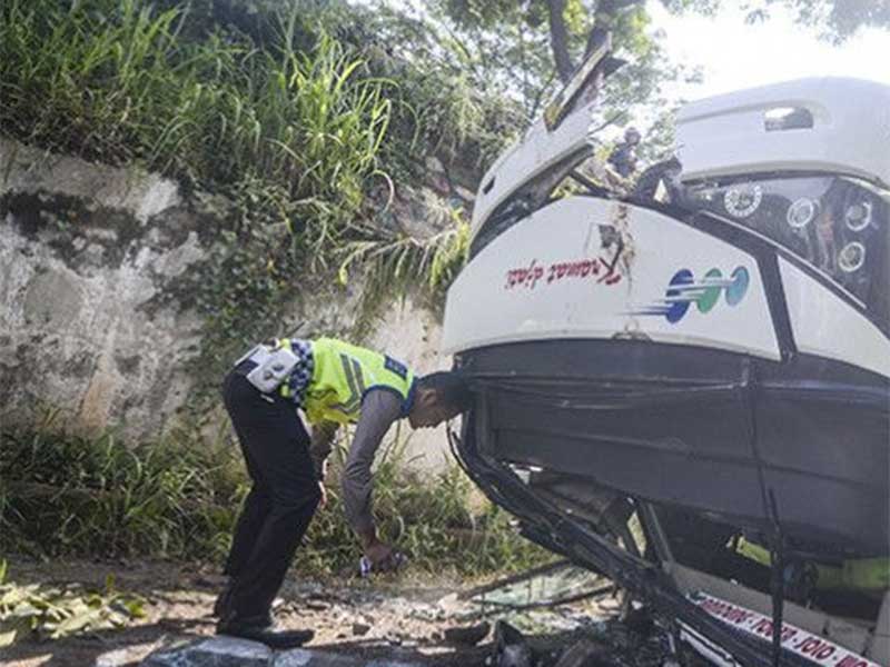 Petugas kepolisian melakukan oleh tempat kejadian perkara kecelakaan bus Kramat Djati di Cikopo, Cicalengka, Kabupaten Bandung, Jawa Barat, Rabu (6/2/2019). 