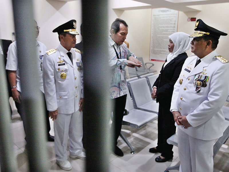 Wakil Ketua KPK Saut Situmorang (kedua dari kiri) memberikan penjelasan seputar ruang tahanan KPK kepada Gubernur Jawa Timur Khofi fah Indar Parawansa, Gubernur Riau Syamsuar (kiri), dan Wakil Gubernur Riau Edy Natar Nasution (kanan) di Gedung KPK, Jakarta