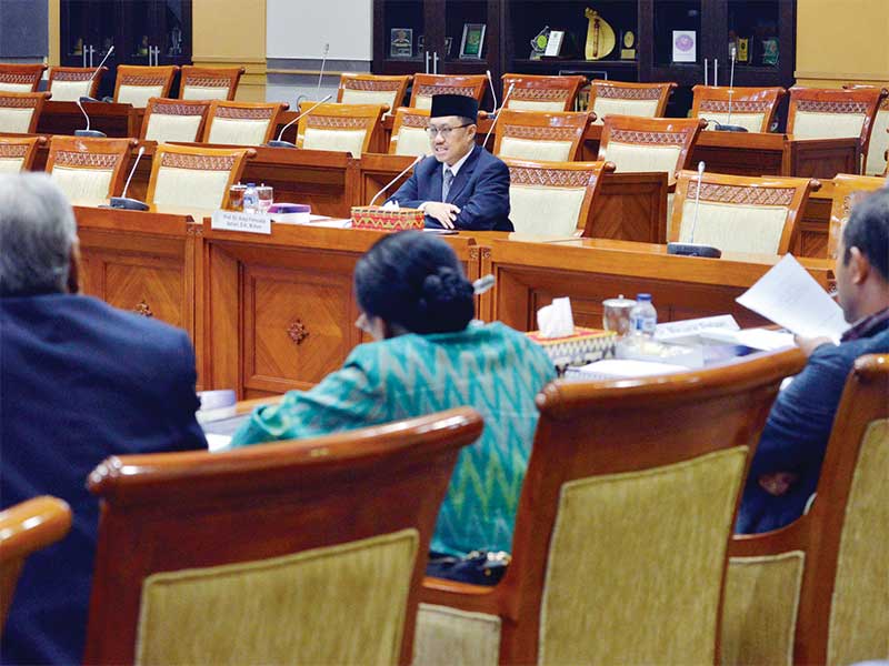 SELEKSI CALON HAKIM MK: Mantan Ketua Komisi Yudisial (KY) Aidul Fitriciada Azhari menjawab pertanyaan anggota dewan dan panelis saat mengikuti proses uji kepatutan dan kelayakan (fi t and proper test) calon hakim konstitusi di ruang Komisi III, kompleks pa