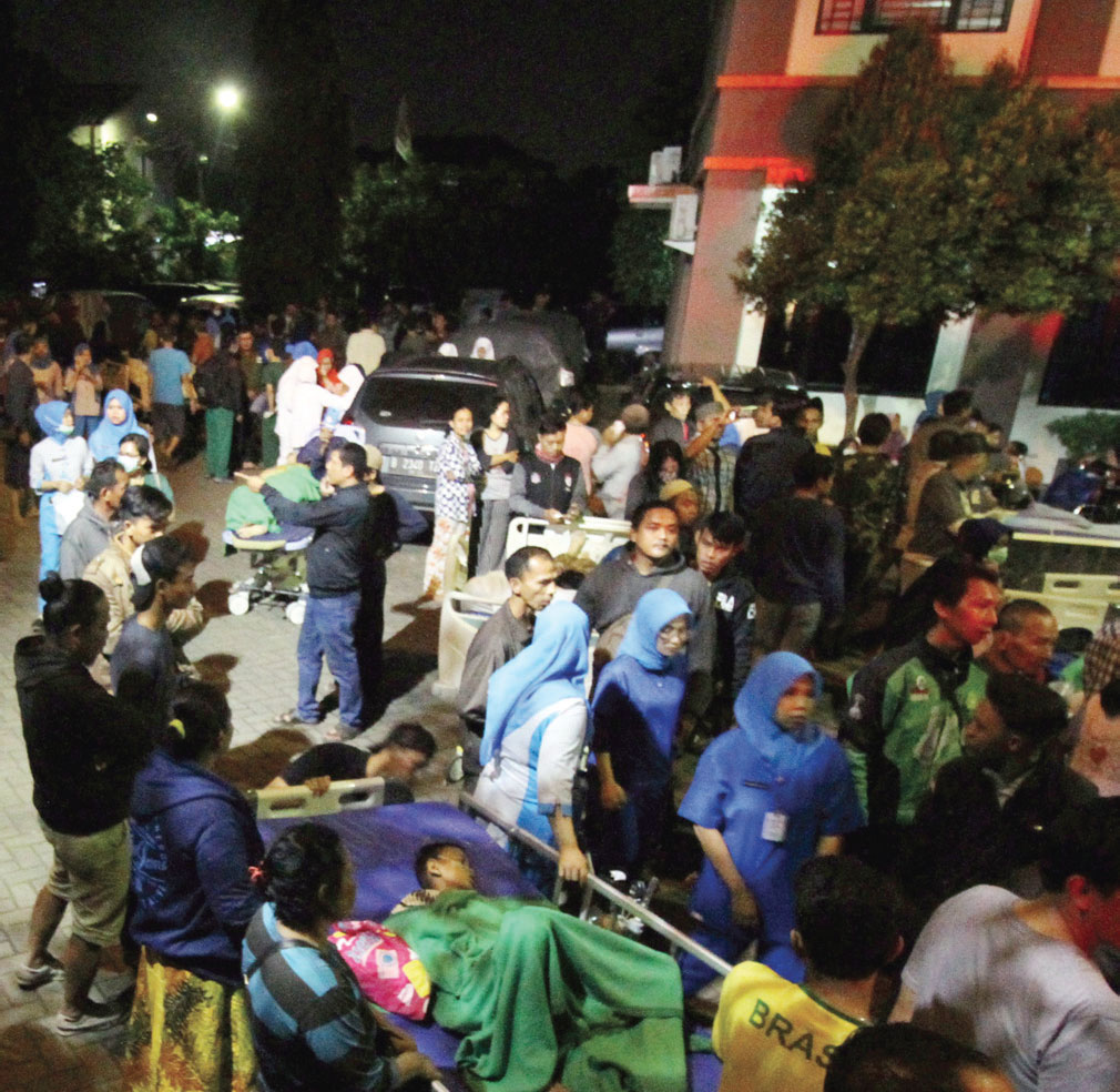 KEBAKARAN RSUD KOTA TANGERANG: Ratusan pasien rawat inap diungsikan di halaman kantor kelurahan saat terjadi kebakaran RSUD Kota Tangerang, Senin (25/2) malam. Kebakaran yang terjadi di lantai lima salah satu gedung RSUD itu diduga akibat korsleting listri