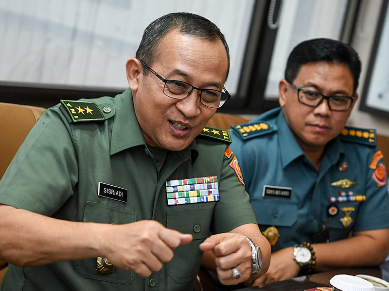 KUNJUNGAN KAPUSPEN TNI: Kepala Pusat Penerangan (Kapuspen) TNI Mayjen TNI Sisriadi (kiri) menyampaikan pemaparan saat berkunjung ke kantor LKBN Antara di Wisma Antara, Jakarta, Rabu (20/2/2019).