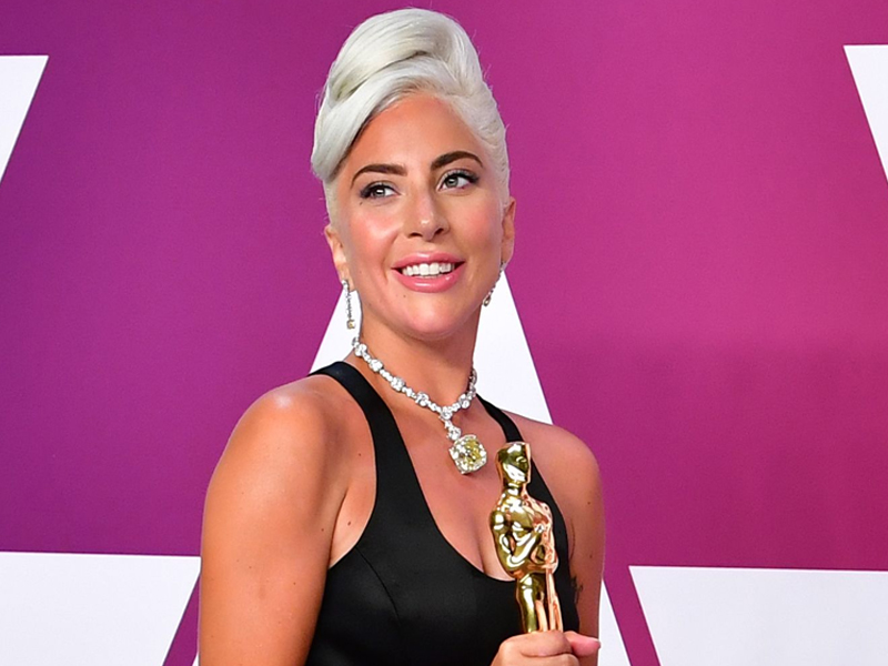 Lady Gaga Pakai Berlian Rp420 miliar ke Piala Oscar