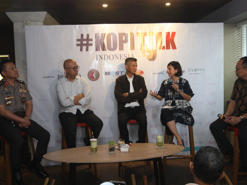 ara narasumber dari kiri Staf Ahli Kapolri Bidang Sosial PolitikÂ  Irjen Ike Edwin, Ahli Psikologi Politik Unpad Zainal Abidin, Komisioner KPU Wahyu Setiawan, caleg Partai NasDem Wandah Hamidah , dan moderator Ade Alawi saat diskusi Kopitalk Indonesia , di