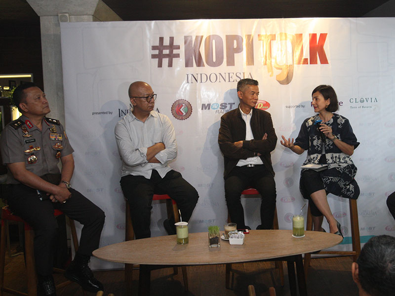 Caleg Partai NasDem Wandah Hamidah (kanan) bersama (dari kiri) staf ahli Kapolri Bidang Sosial Politik Irjen Ike Edwin, ahli Psikologi Politik Unpad Zainal Abidin dan Komisioner KPU Wahyu Setiawan saat diskusi Kopitalk Indonesia di Jakarta, Jumat (15/2/201