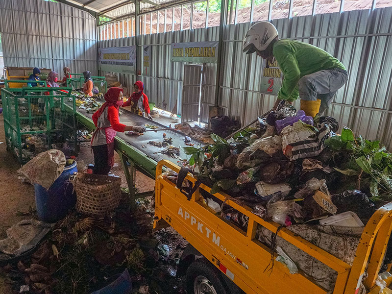  PENGELOLAAN SAMPAH: Sejumlah pekerja tengah memilah sampah di hanggar atau tempat pengolahan sampah terpadu (TPST) Ajibarang, Banyumas, Jawa Tengah, Kamis (17/1)