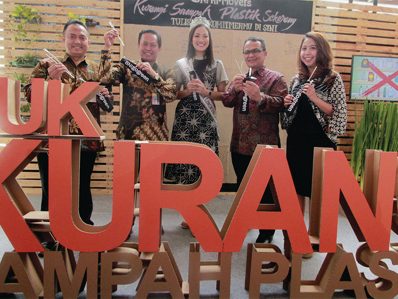 Direktur BNI Endang Hidayatullah (kedua dari kanan), Kepala Dinas Lingkungan Hidup Prov DKI Jakarta Isnawa Adji (kedua dari kiri), Puteri Indonesia Lingkungan 2018 Vania Fitryanti Herlambang (tengah) memperingati Hari Peduli Sampah Nasional di Jakarta, kem