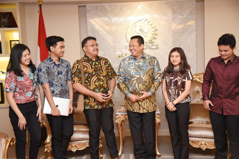 Ketua DPR RI Bambang Soesatyo bersama mahasiswa FHUI