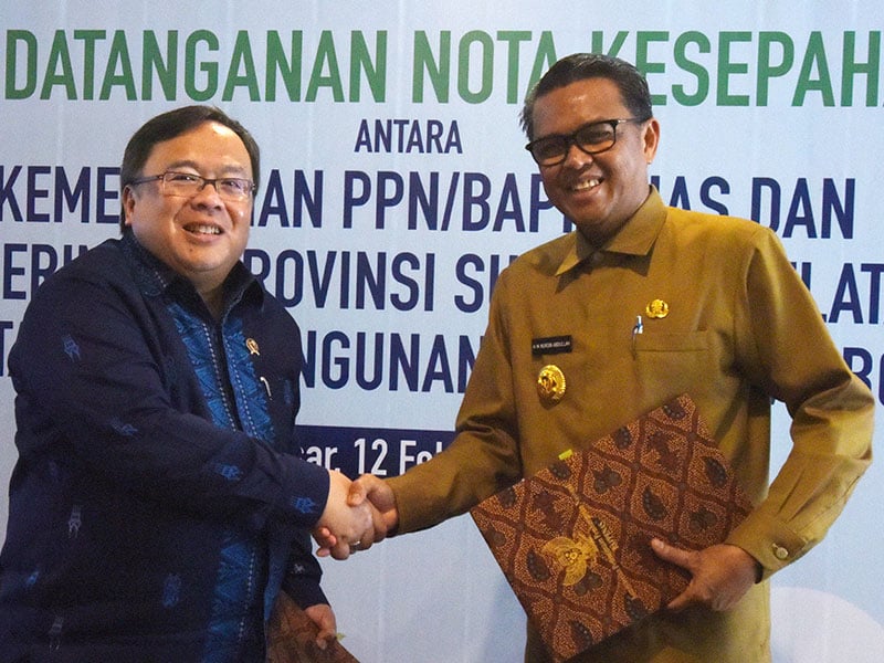 PEMBANGUNAN RENDAH KARBON: Menteri PPN/Kepala Bappenas Bambang Brodjonegoro (kiri) bersalaman dengan Gubernur Sulsel Nurdin Abdullah (kanan) saat penandatanganani kerja sama Pembangunan Rendah Karbon (PRK) di Makassar, Sulawesi Selatan, Selasa (12/2/2019)