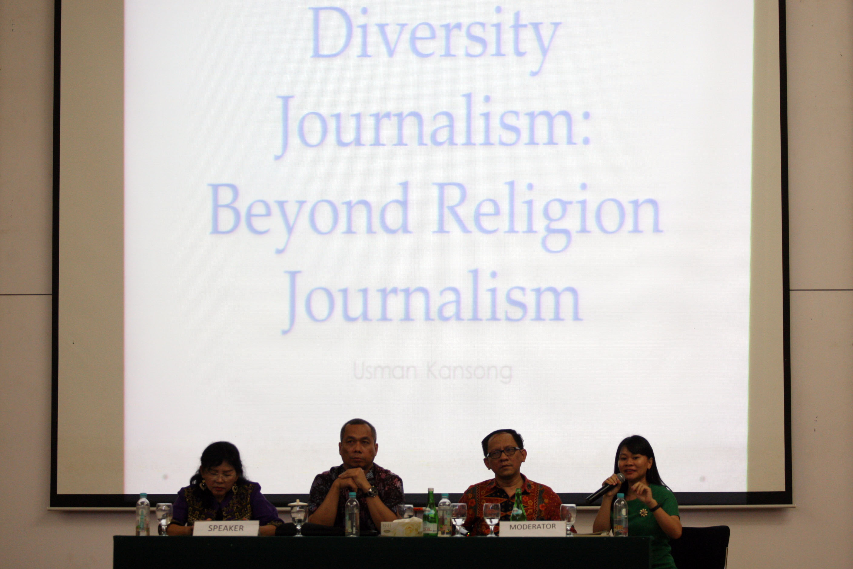  Para pembicara dari kiri Chontina Siahaan dari Universitas Kristen Indonesia (UKI), Penulis buku jurnalisme keberagaman Usman Kansong, Ahmad Alex Junaedi dari Serikat Jurnalis untuk Keberagaman (Sejuk), dan moderator Formas Juitan, saat seminar dan worksh