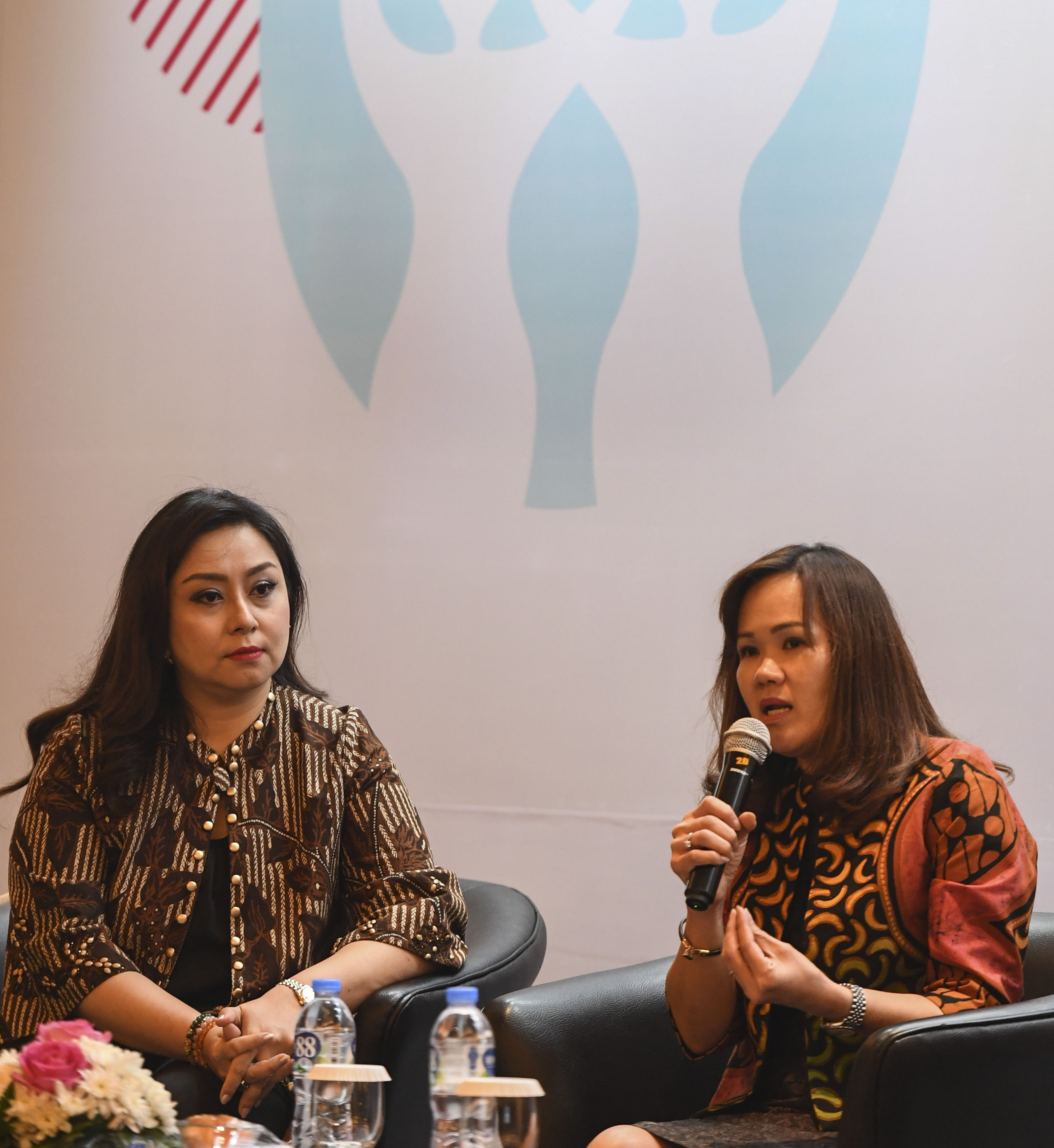 Vice Chairman Martha Tilaar Group Wulan Tilaar (kiri) bersama Director of Sustainability and Stakeholders Engagement APP Sinar Mas Elim Sritaba (kanan) menjadi pembicara dalam diskusi yang bertema Pemberdayaan Perempuan Mempercepat Pembangunan Berkelanjuta