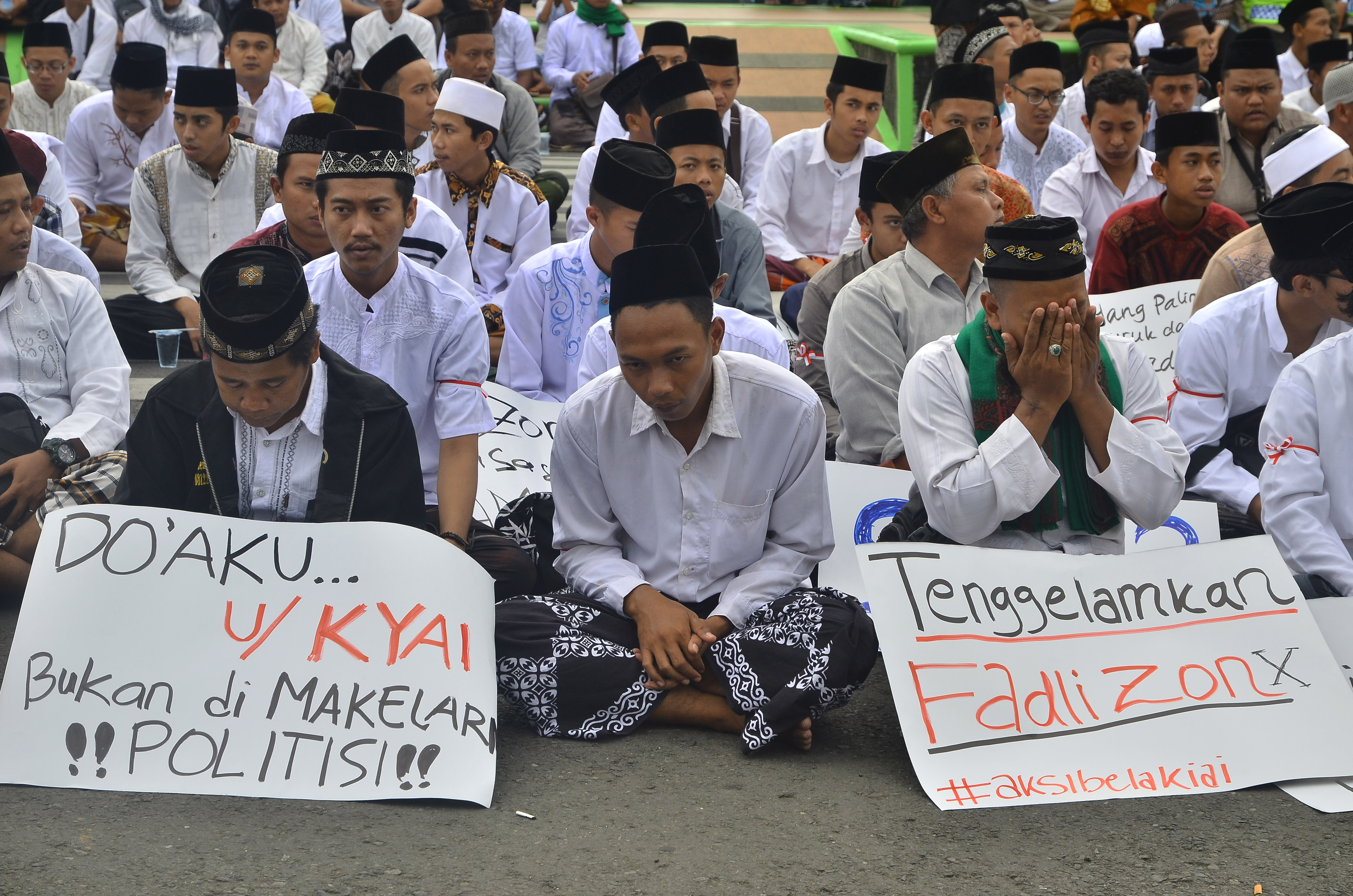 AKSI BELA KYAI: Sejumlah Santri yang tergabung dalam Aliansi Santri Membela Kyai (Asmak) berdoa bersama saat mengikuti aksi bela santri di Kudus, Jawa Tengah, Jumat (8/2/2019). Aksi tersebut sebagai bentuk protes santri atas puisi Wakil ketua DPR Fadli Zon