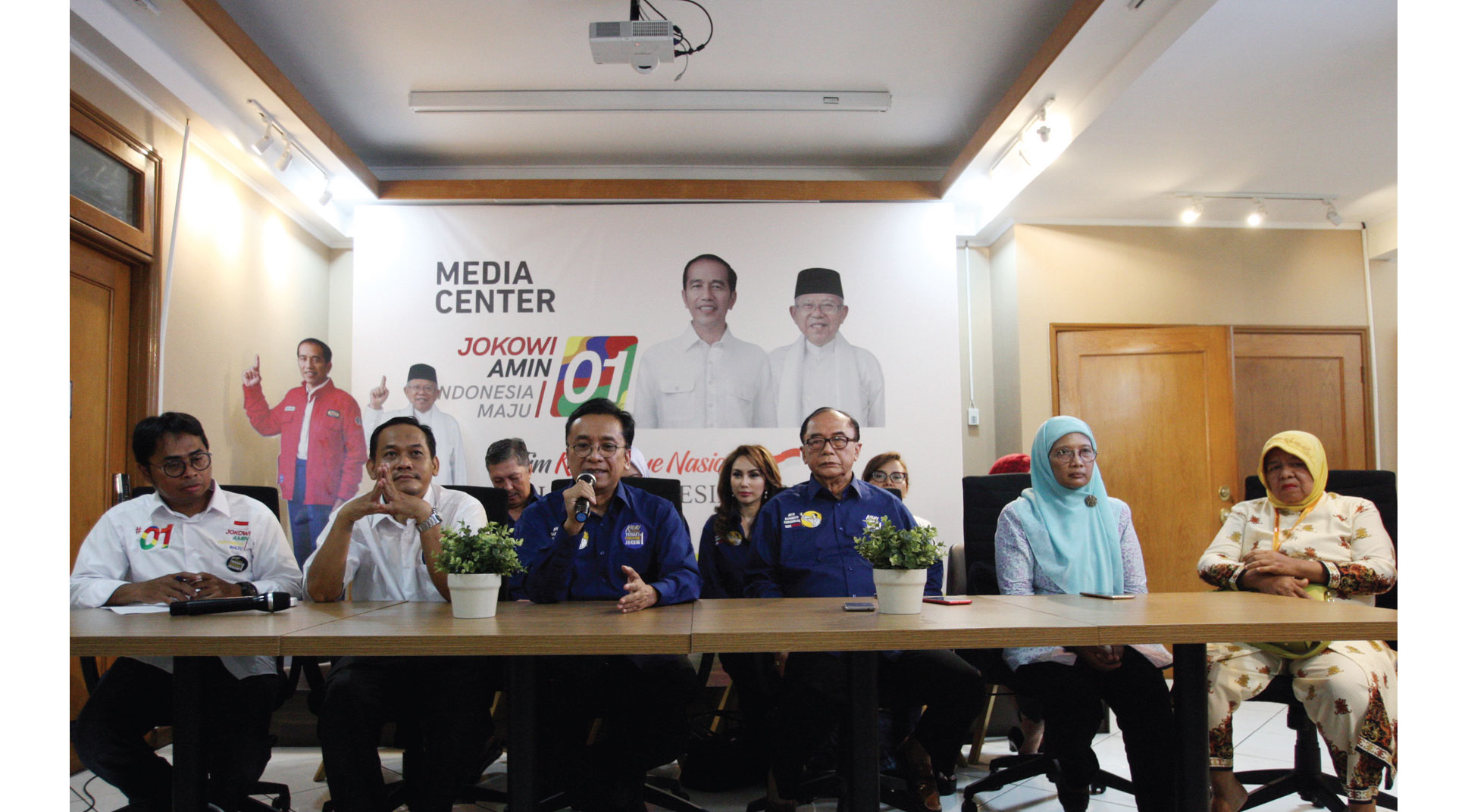 (Dari kiri) Moderator Mamit Setiawan, Ketua senat Universitas Trisakti 97-98 Julianto Hendro, Ketua Alumni Trisakti untuk Jokowi Muhanto Hatta, anggota Wantimpres Sidarto Danusubroto, dan keluarga korban tragedi penembakan Trisakti 98, saat acara focus gro