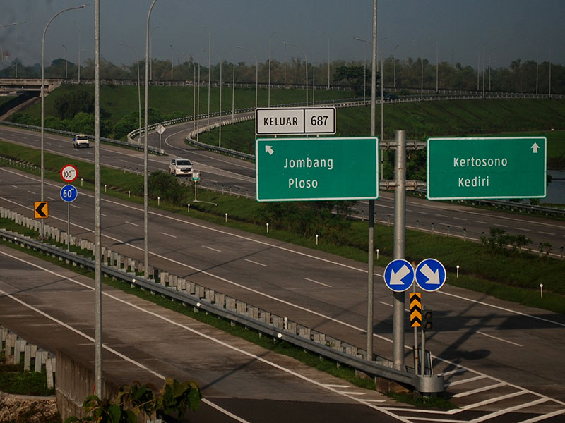  TARIF BARU DAN DISKON TOL TRANS JAWA: Mobil melintas di jalan tol Jombang-Mojokerto (JOMO) Desa Tampingmojo, Kecamatan Tembelang, Kabupaten Jombang, Jawa Timur, Senin (21/1/2019). PT Jasa Marga memberlakukan tarif baru, tujuh ruas tol trans jawa mulai 21 