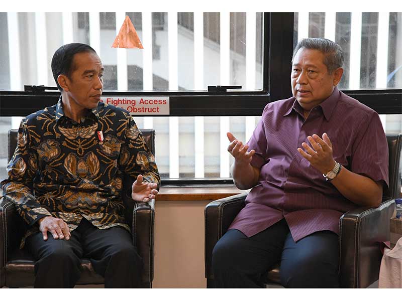  Presiden Joko Widodo (kiri) berbincang dengan Presiden ke-6 Susilo Bambang Yudhoyono saat menjenguk Ibu Ani Yudhoyono di National University Singapore, Singapura, Kamis (21/2/2019). 