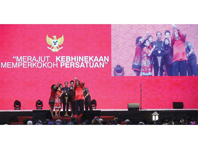 PERAYAAN IMLEK NASIONAL 2019: Presiden Joko Widodo melayani permintaan swafoto saat menghadiri Perayaan Imlek Nasional 2019 di JI Expo Kemayoran, Jakarta, kemarin. Perayaan Imlek Nasional 2019 tersebut mengangkat tema Merajut kebinekaan, memperkukuh persat