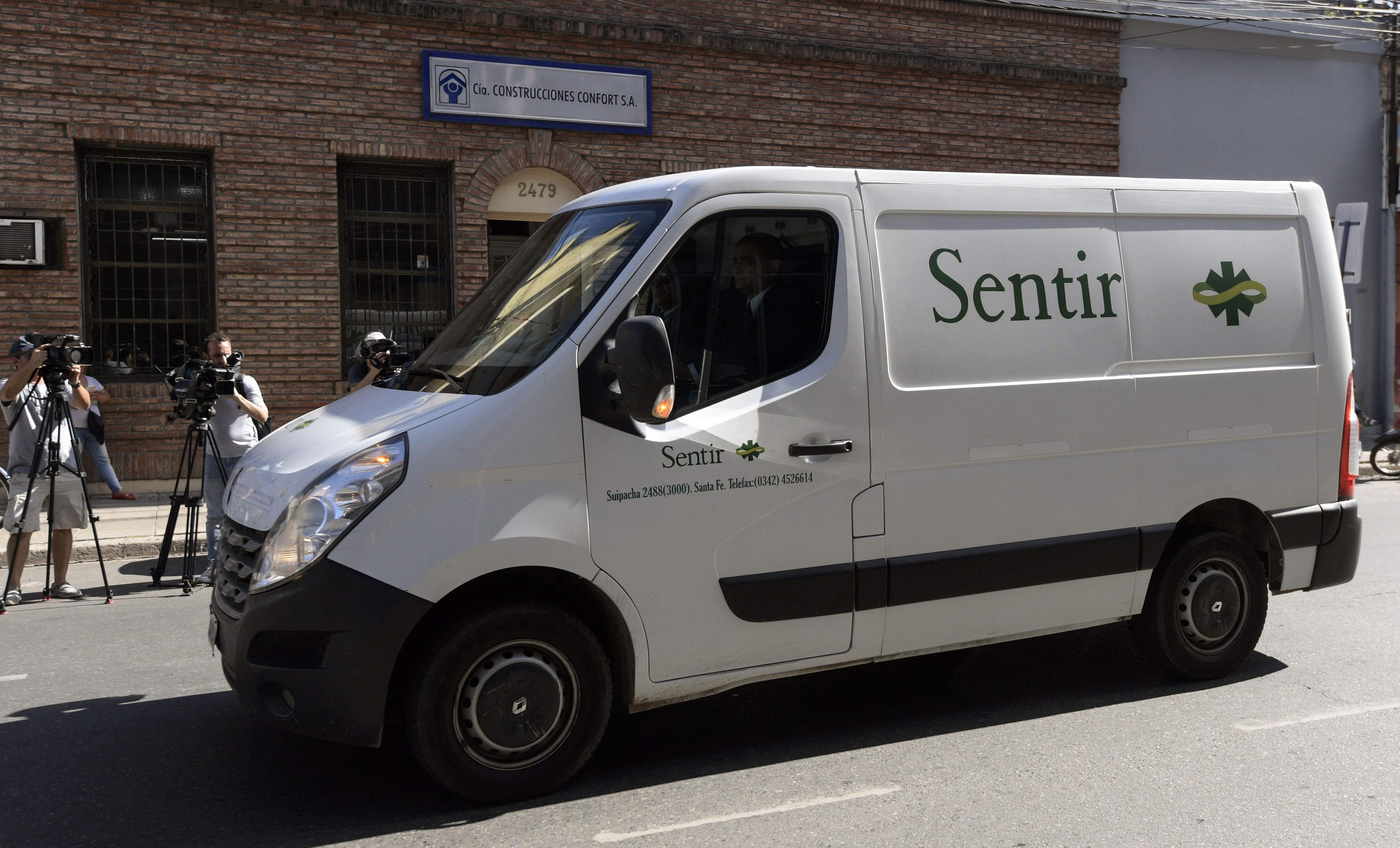 Van yang membawa jenazah Sala