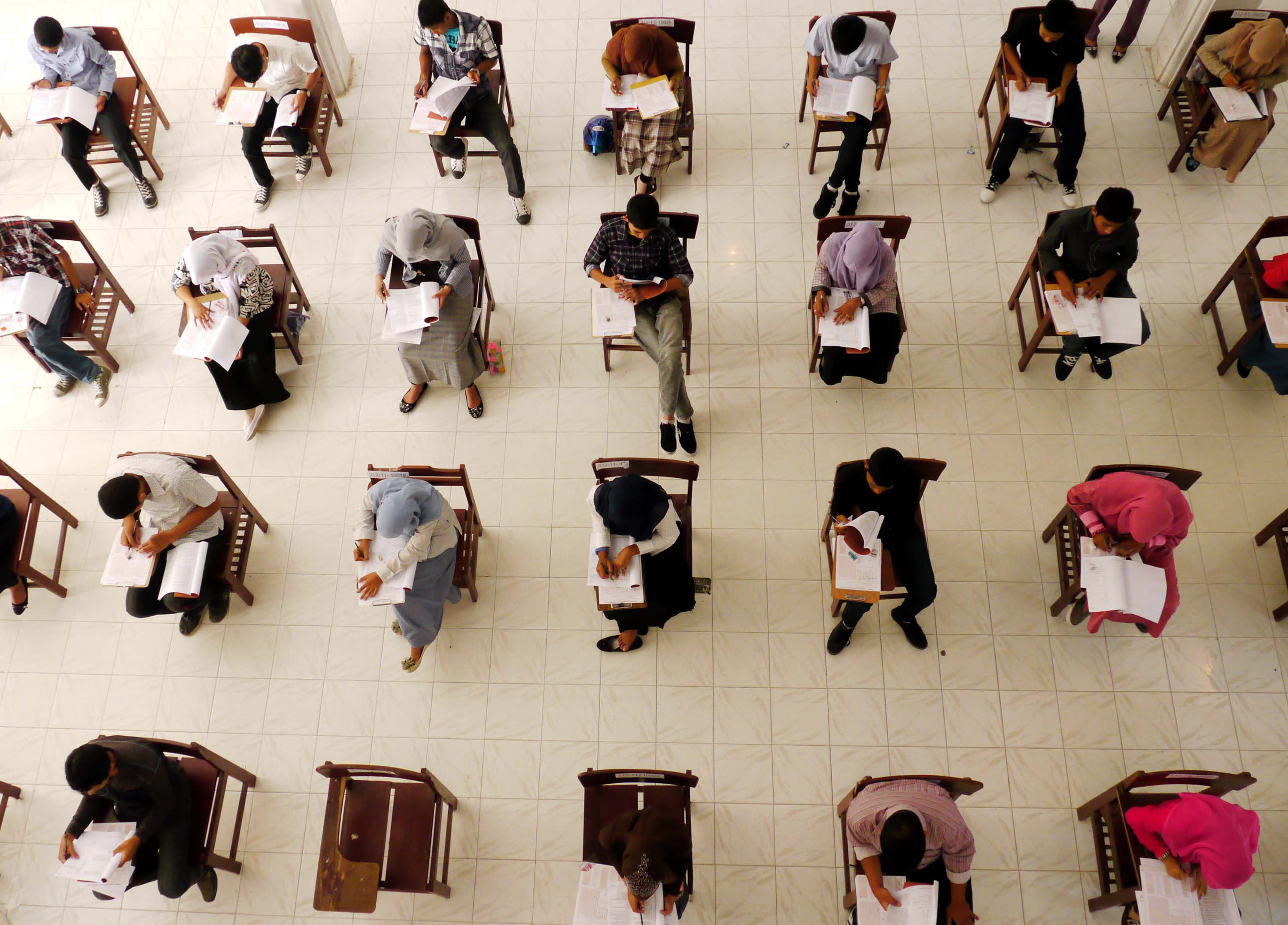 eserta mengerjakan soal saat mengikuti tes Seleksi Nasional Masuk Perguruan Tinggi Negeri (SNMPTN)