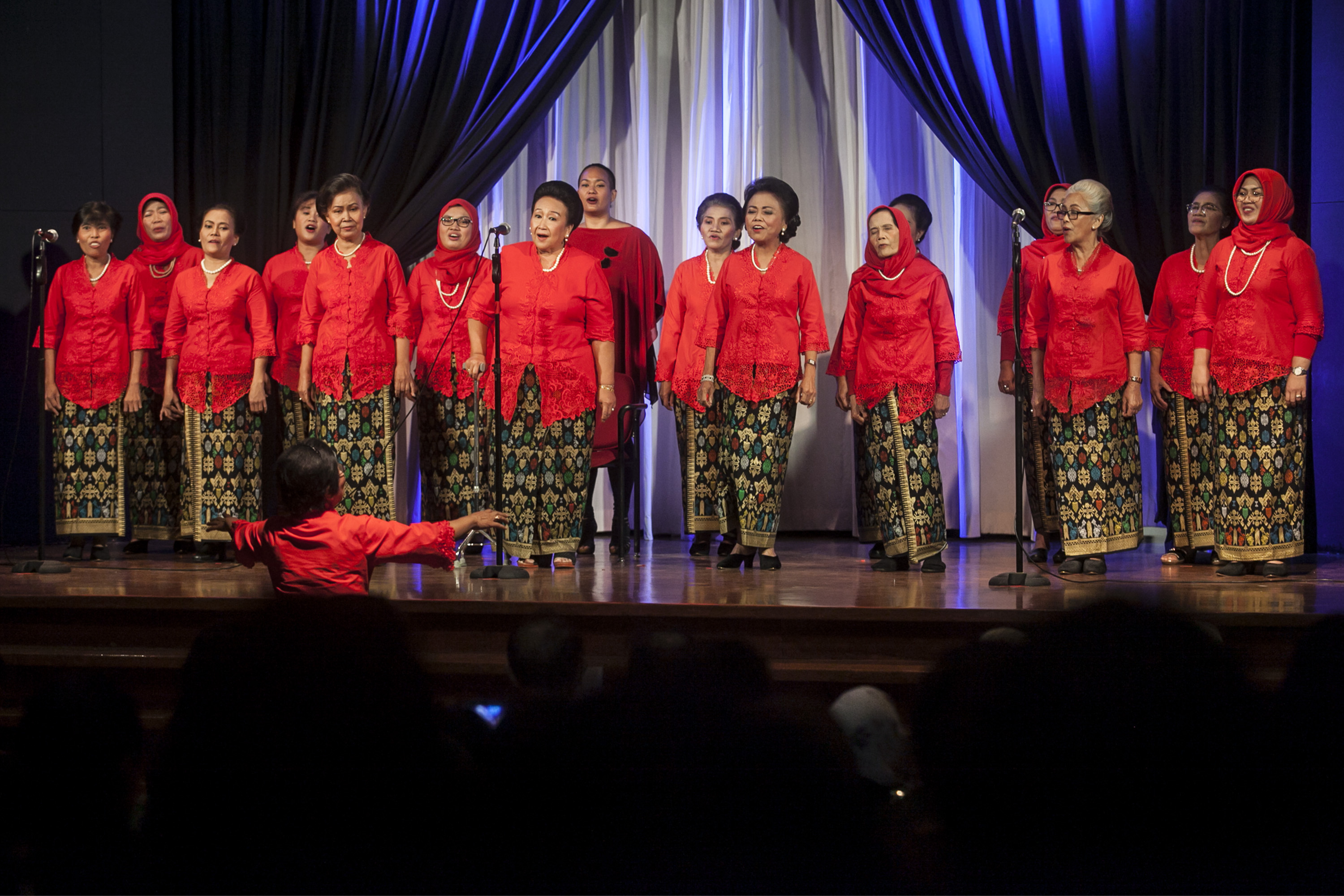 Penampilan paduan suara Dialita di Erasmus Huis, Jakarta, beberapa waktu lalu.