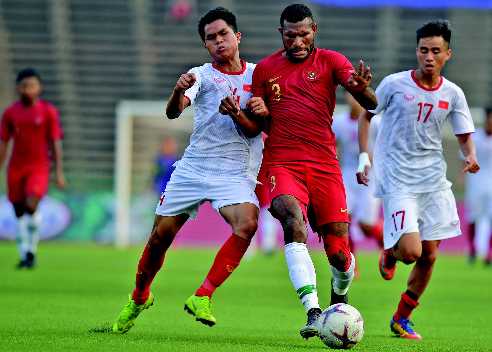 KE FINAL: Pemain timnas U-22 Indonesia Marinus Wanewar (tengah) saat tampil di semifi nal Piala AFF U-22 melawan Vietnam di Stadion Nasional Olimpiade, Phnom Penh, Kamboja. Lolosnya Indonesia ke fi nal setelah menang 2-0 membuka peluang pelatih Indra Sjafr