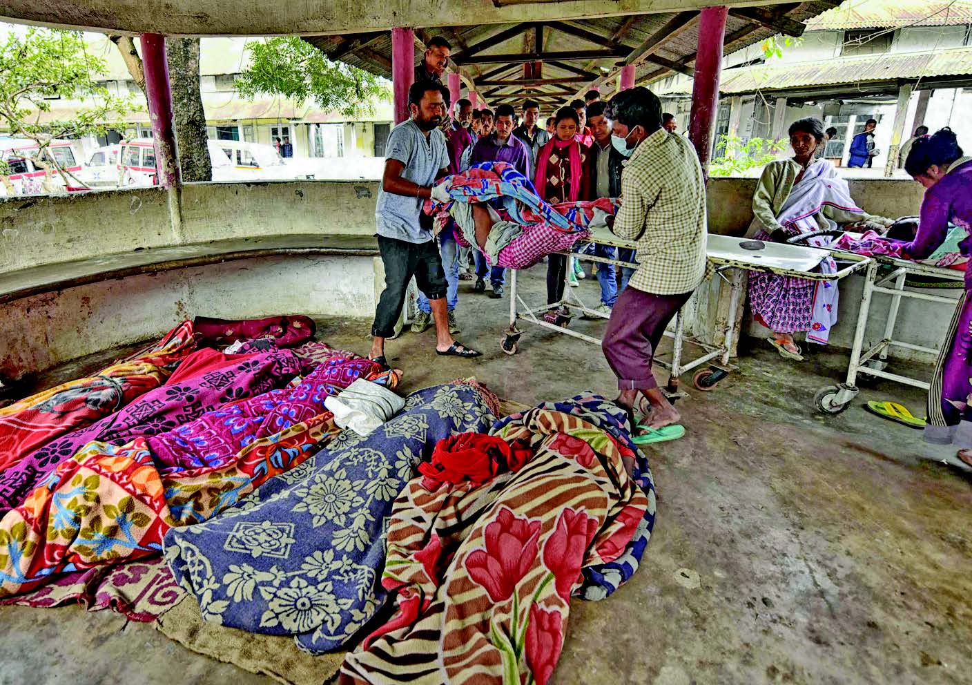 ALKOHOL ILEGAL: Korban tewas akibat menenggak minuman keras ilegal yang berada di Rumah Sakit Sipil Kushal Konwar, distrik Golaghat, Assam, India, Sabtu (23/2). Setidaknya 133 orang tewas dan 200 orang lainnya dirawat di rumah sakit setelah mengonsumsi alk