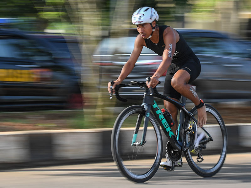 TRIATHLON CAMPURAN: Atlet Indonesia Jauhari Johan memacu sepedanya pada pertandingan Triathlon Campuran Asian Games 2018 di arena Triathlon Jakabaring Sport City, Palembang, Sumsel, Minggu(2/9)