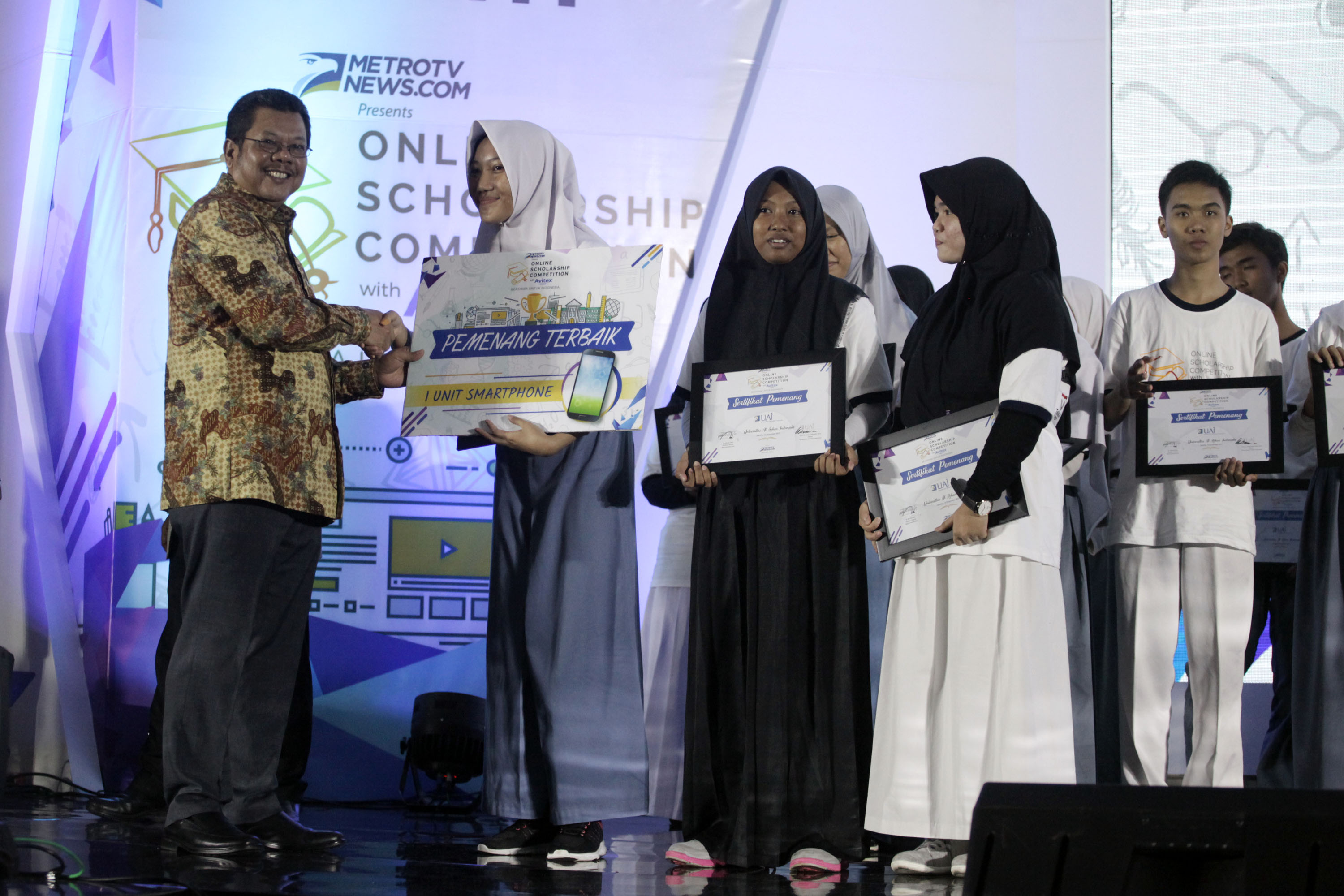 Direktur Pembinaan SMA Kemendikbud Purwadi Sutanto (kiri) menyerahkan beasiswa kepada pelajar yang terpilih dalam Awarding Night Online Scholarship Competition (OSC) with Avitex 2017 di Ballroom Kuningan City, Jakarta