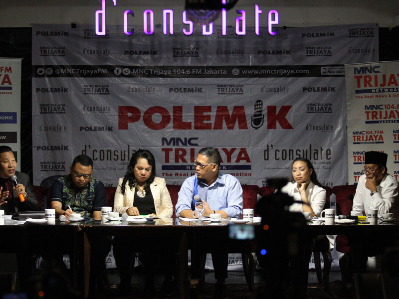 Para pembicara dari kiri Pakar Hukum Jay Tambunan, Direktur Rumah Konseling Muhammad Iqbal, Wasekjen DPP PAN Rosaline Rumaseuw, moderator Margi Syarif, Anggota Komisi VIII DPR Rahayu Saraswati dan komisioner Komnas Perempuan Imam Nahei dalam diskusi Polemi