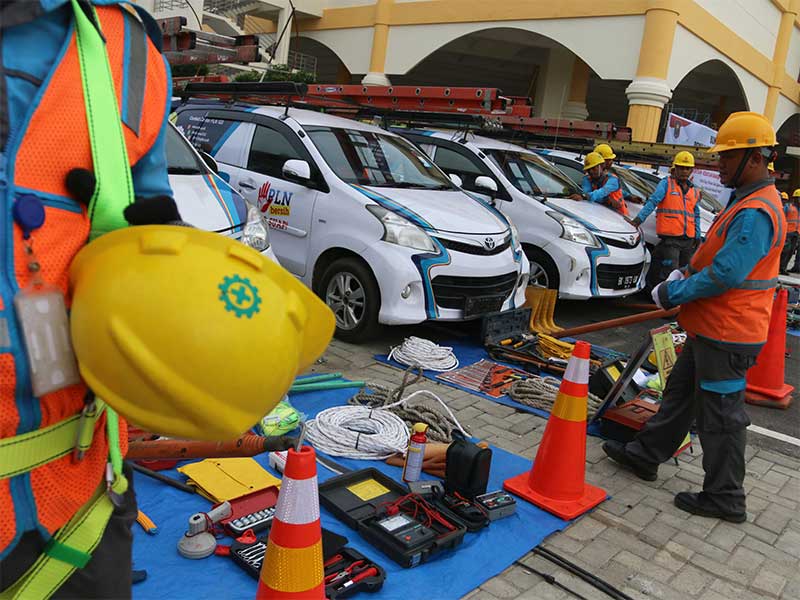 Petugas PLN bersiap mengikuti apel siaga kesiapan pasokan listrik Musabaqah Tilawatil Quran (MTQ) Nasional XXVII, di Deli Serdang, Sumatra Utara, Rabu (3/10).