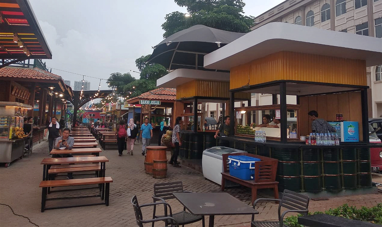 STATUS PULAU MAJU MEMBINGUNGKAN: Sejumlah restoran dan food court ramai berdiri di lahan reklamasi Pulau D, atau Pulau Maju, di Teluk Jakarta, kemarin. Pulau D yang pada Juni 2018 disegel Gubernur DKI Anies Baswedan kini secara mengejutkan telah ramai oleh