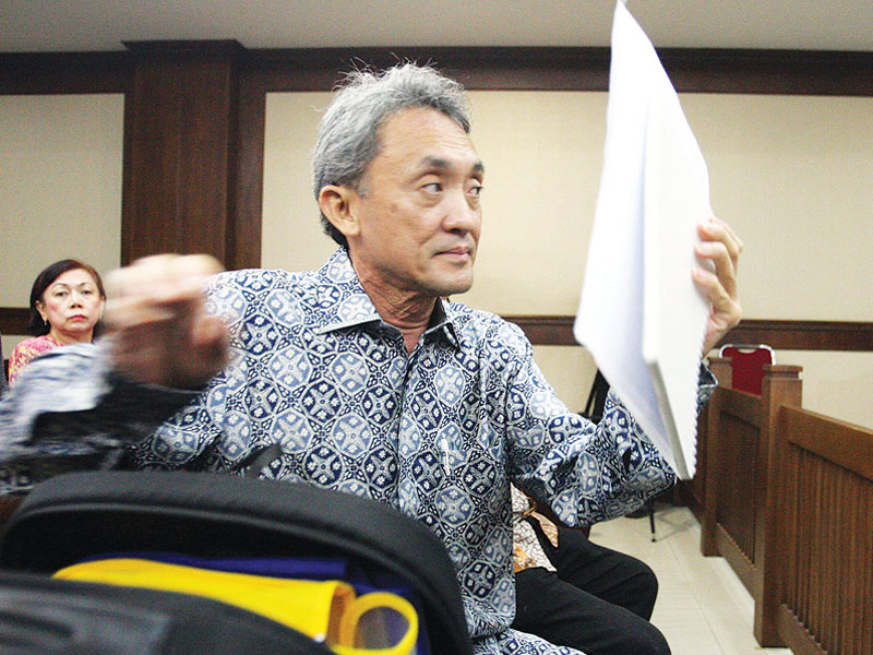 Terdakwa kasus dugaan suap panitera PN Jakarta Pusat, Eddy Sindoro, bersiap menjalani sidang lanjutan di Pengadilan Tipikor, Jakarta, kemarin. Dalam sidang pemeriksaan terdakwa itu, jaksa KPK memperdengarkan sadapan rekaman, tetapi terdakwa Eddy membantah 