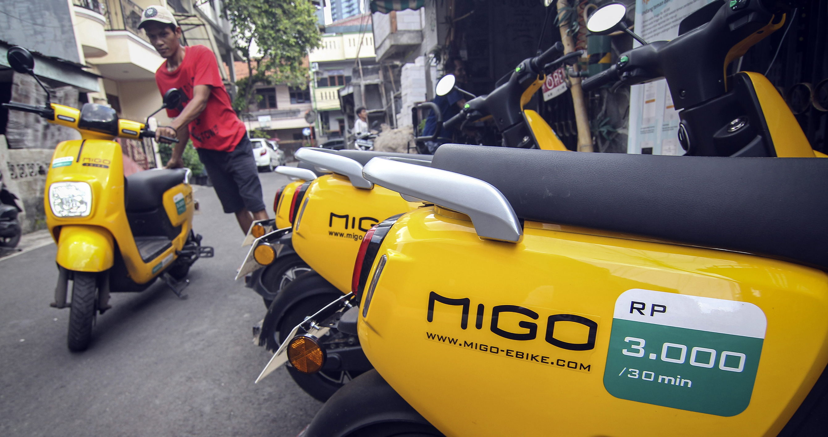 Pekerja menata sepeda listrik Migo di Migo Station JK10116 di kawasan Setiabudi, Jakarta