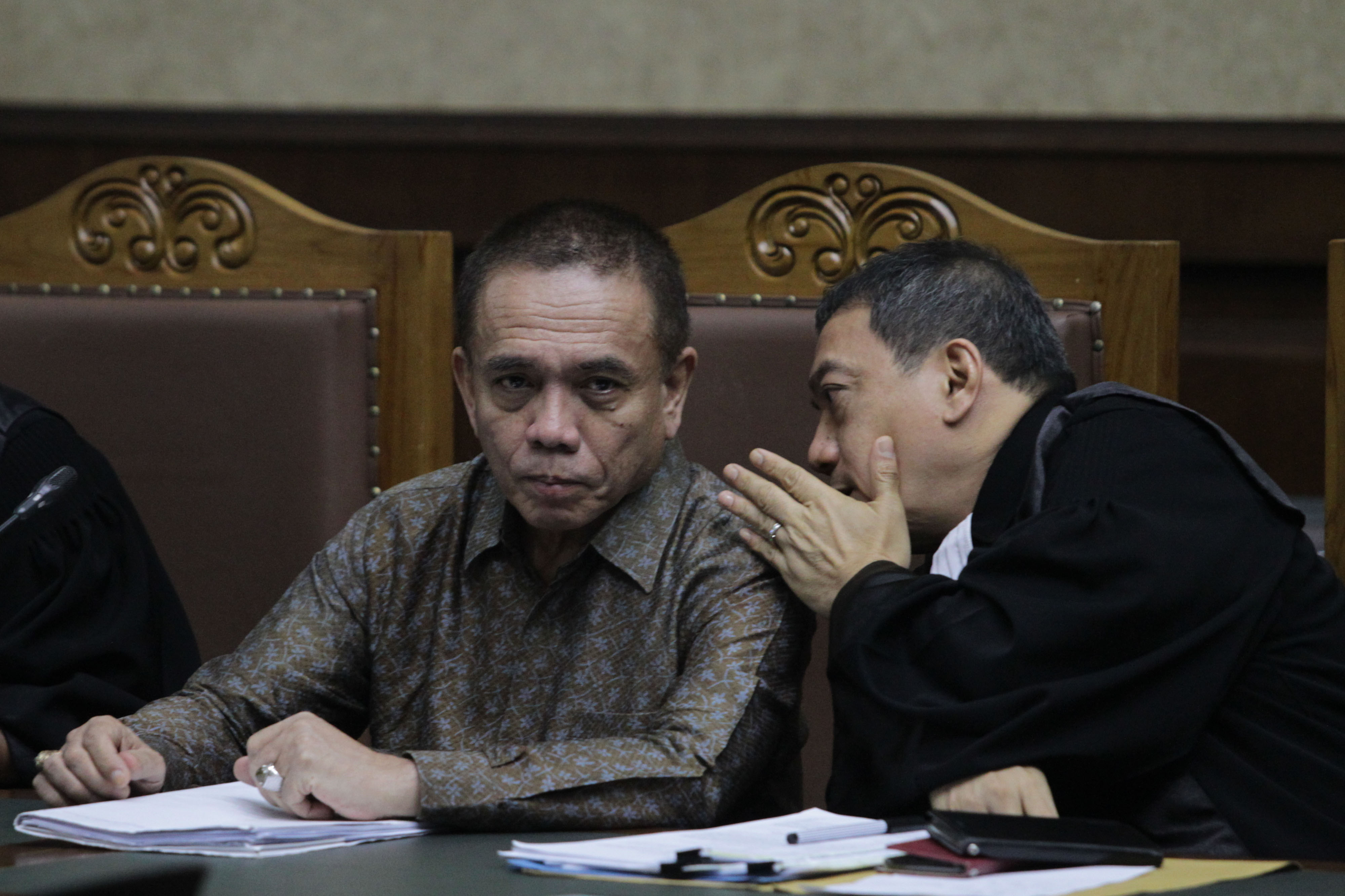 SIDANG LANJUTAN IRWANDI YUSUF: Terdakwa kasus dugaan suap Dana Otonomi Khusus Aceh (DOKA) 2018 Irwandi Yusuf (kiri) berbicara dengan kuasa hukumnya saat menjalani sidang lanjutan di Pengadilan Tipikor, Jakarta, Senin (25/2). Pengadilan Tindak Pidana Korups